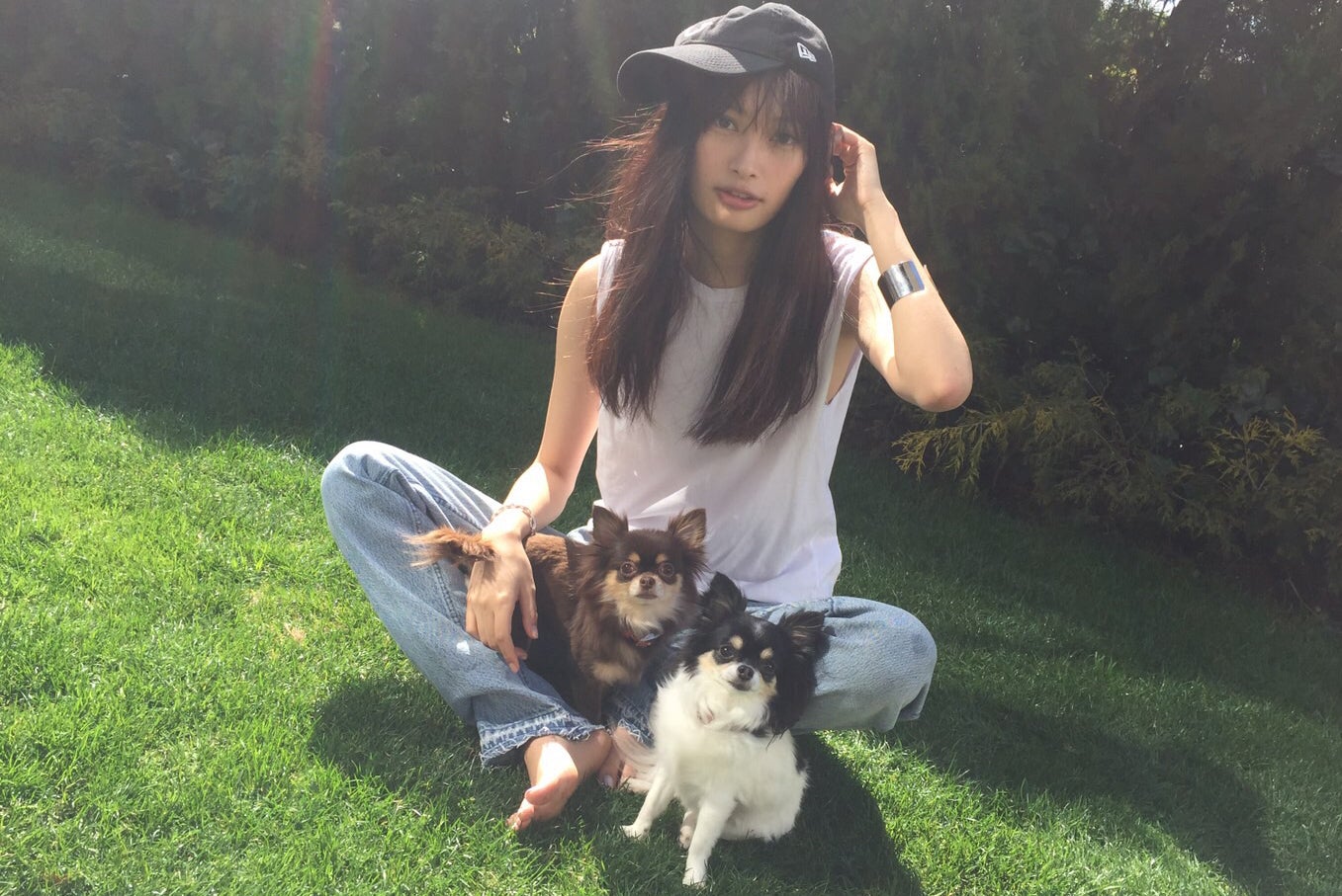 大政絢と愛犬の「ショコラ」＆「ココ」（画像提供：所属事務所）