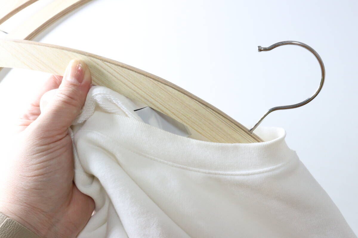 ダイソー アーチ型木製ハンガー ダイソーのアーチ型木製ハンガーは襟元から差し込みやすい