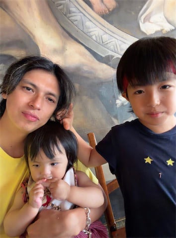 アレクサンダー、子どもたちとの仲睦まじいショット公開「妹は家中をあらしまくってますw」