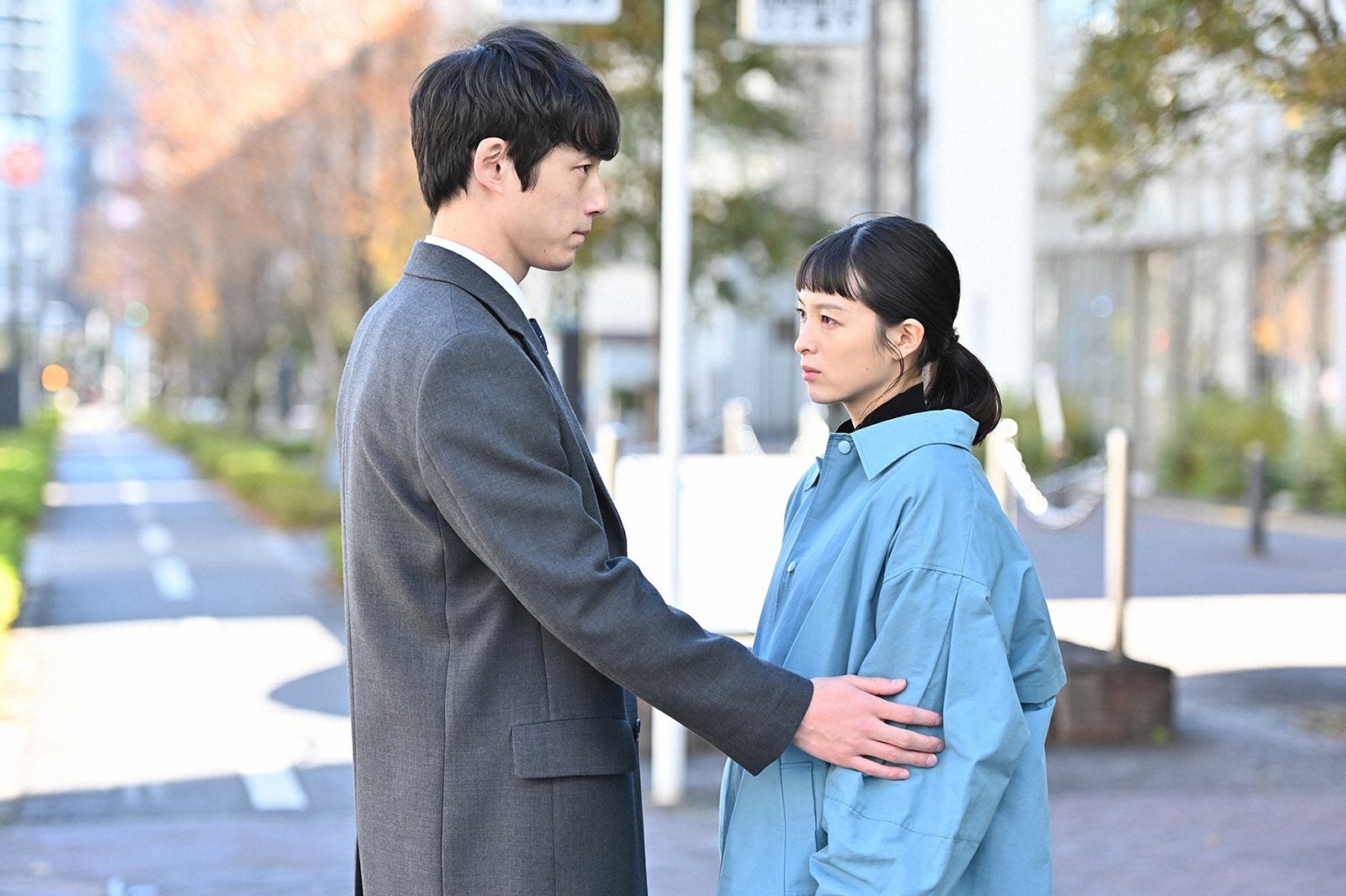 坂口健太郎、清野菜名／「婚姻届に判を捺しただけですが」第9話より（C）TBS