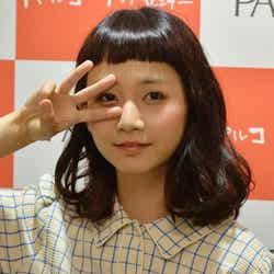 ポーズを決める三戸なつめ