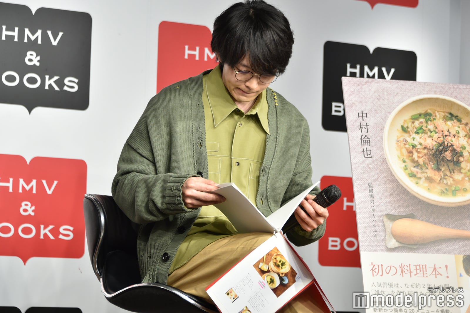 レシピを振り返る中村倫也（C）モデルプレス