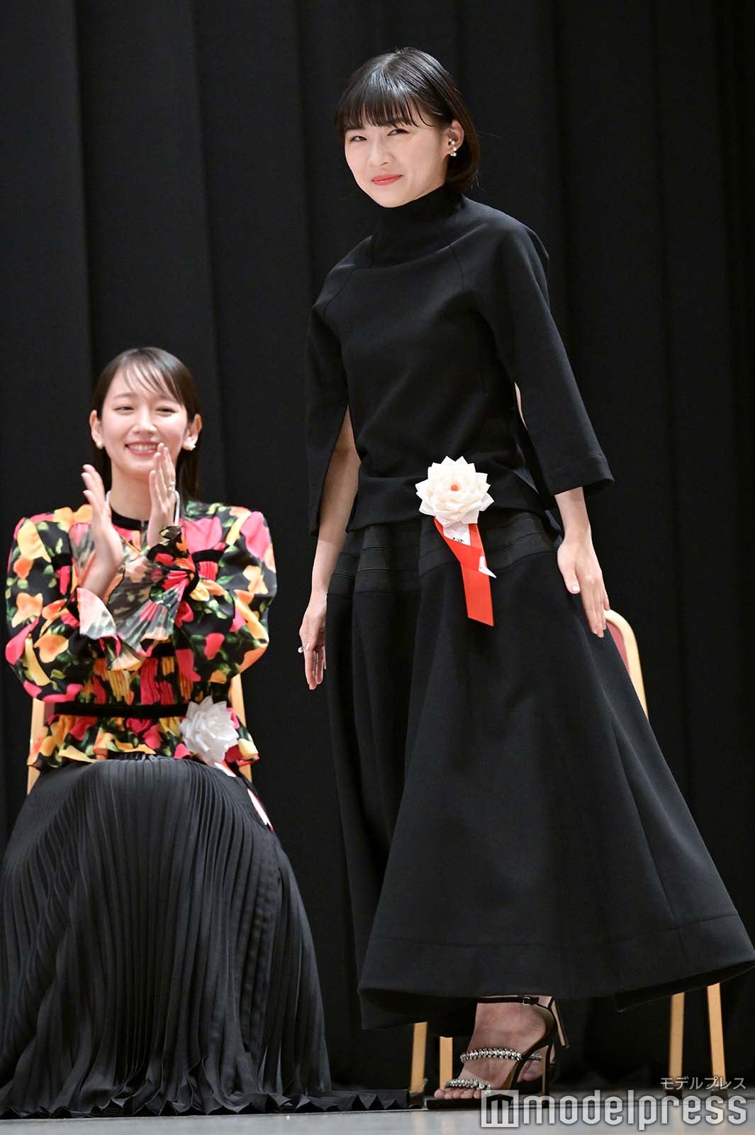 伊藤沙莉、拍手を送る吉岡里帆（C）モデルプレス