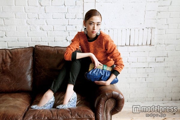 クールなスタイルもセクシーに決まる（モデル：松本アキ）