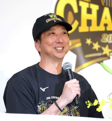 阪神・藤川監督「史上初の連覇の監督にさせていただきました、ありがとう！」ビールかけ挨拶で球児コール