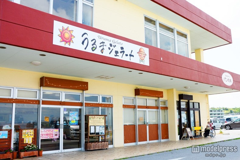 海の目の前に建つ「うるまジェラート」