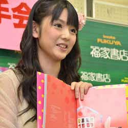 メンバーから1番人気のページを見せる道重さゆみ