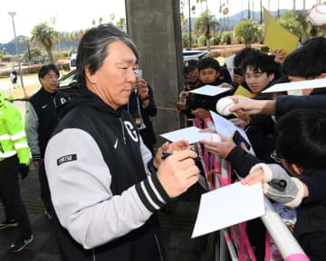 巨人・松井秀喜氏 即席サイン会にマイクパフォーマンスでファン沸かせる