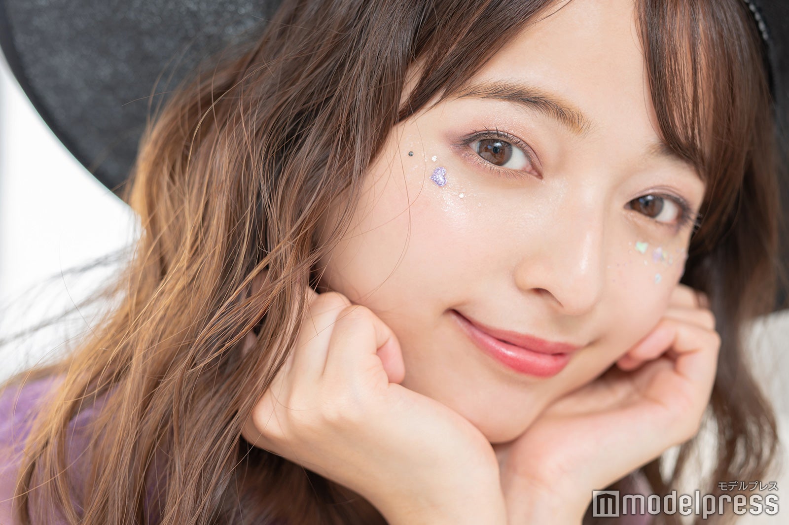 ダークカラーの魔女はグリッターメイクで煌めきを（C）モデルプレス