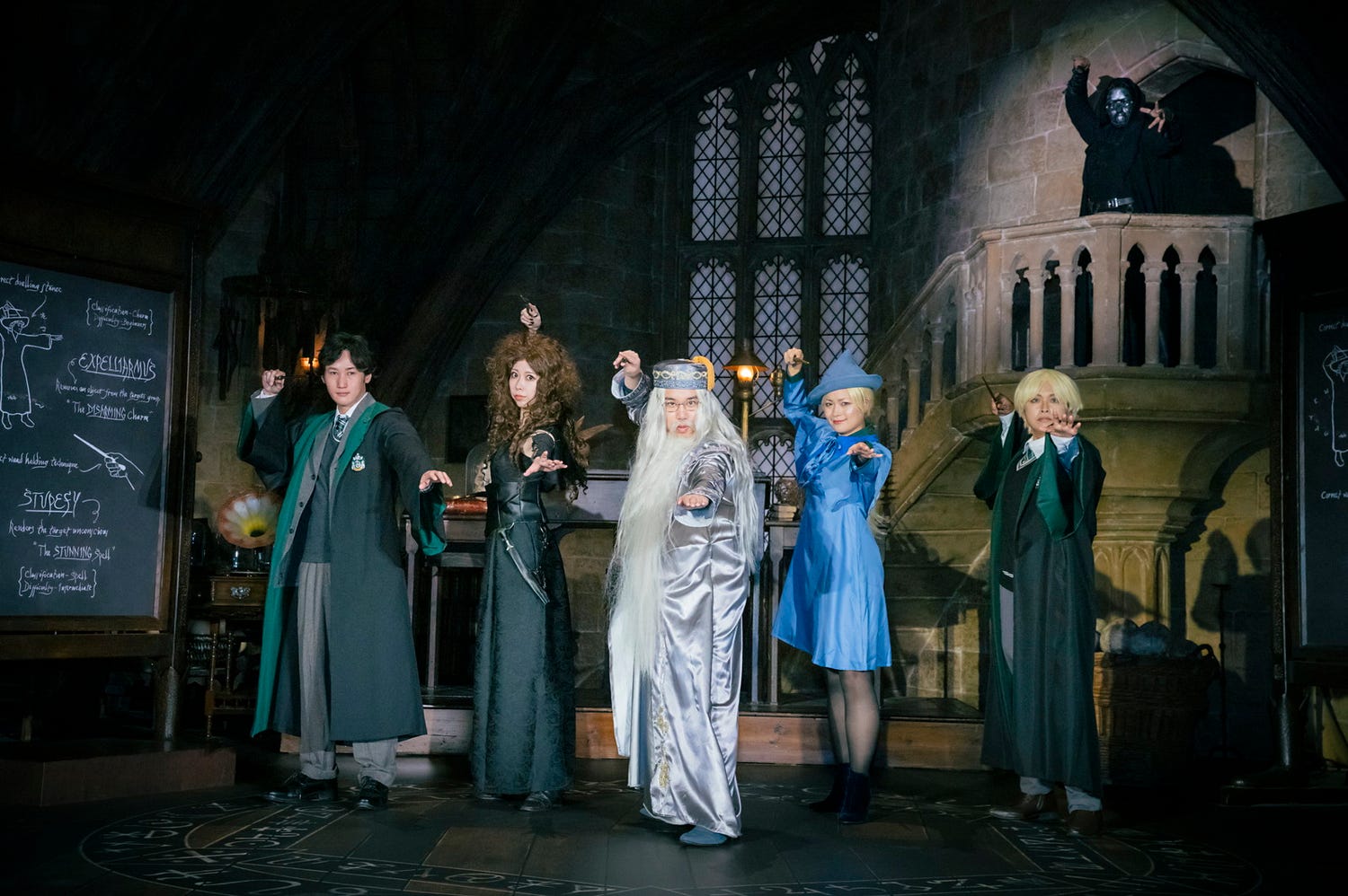 スタジオツアー東京「ホグワーツ・レッスン」「禁じられた森」メディア初公開 霜降り明星せいや“ダンブルドア衣装”でデスイーターと対峙
