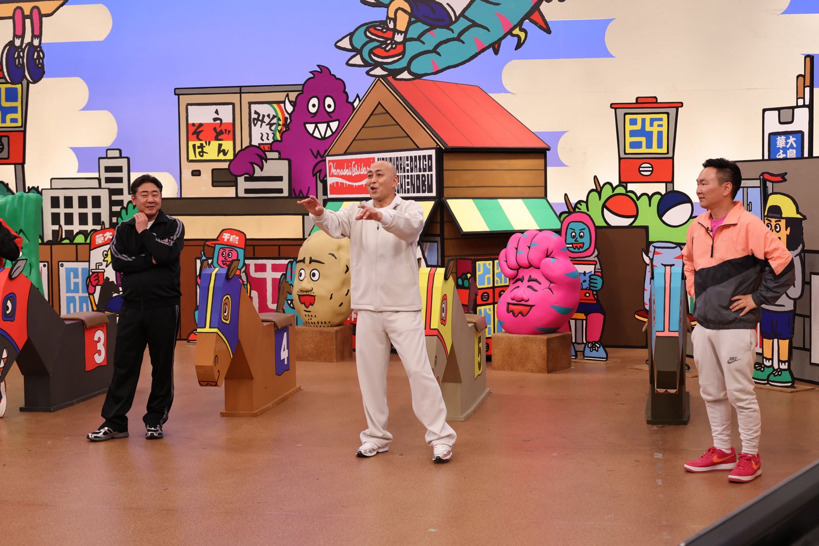 （左から）錦鯉（渡辺隆、長谷川雅紀）、山内健司（C）カンテレ