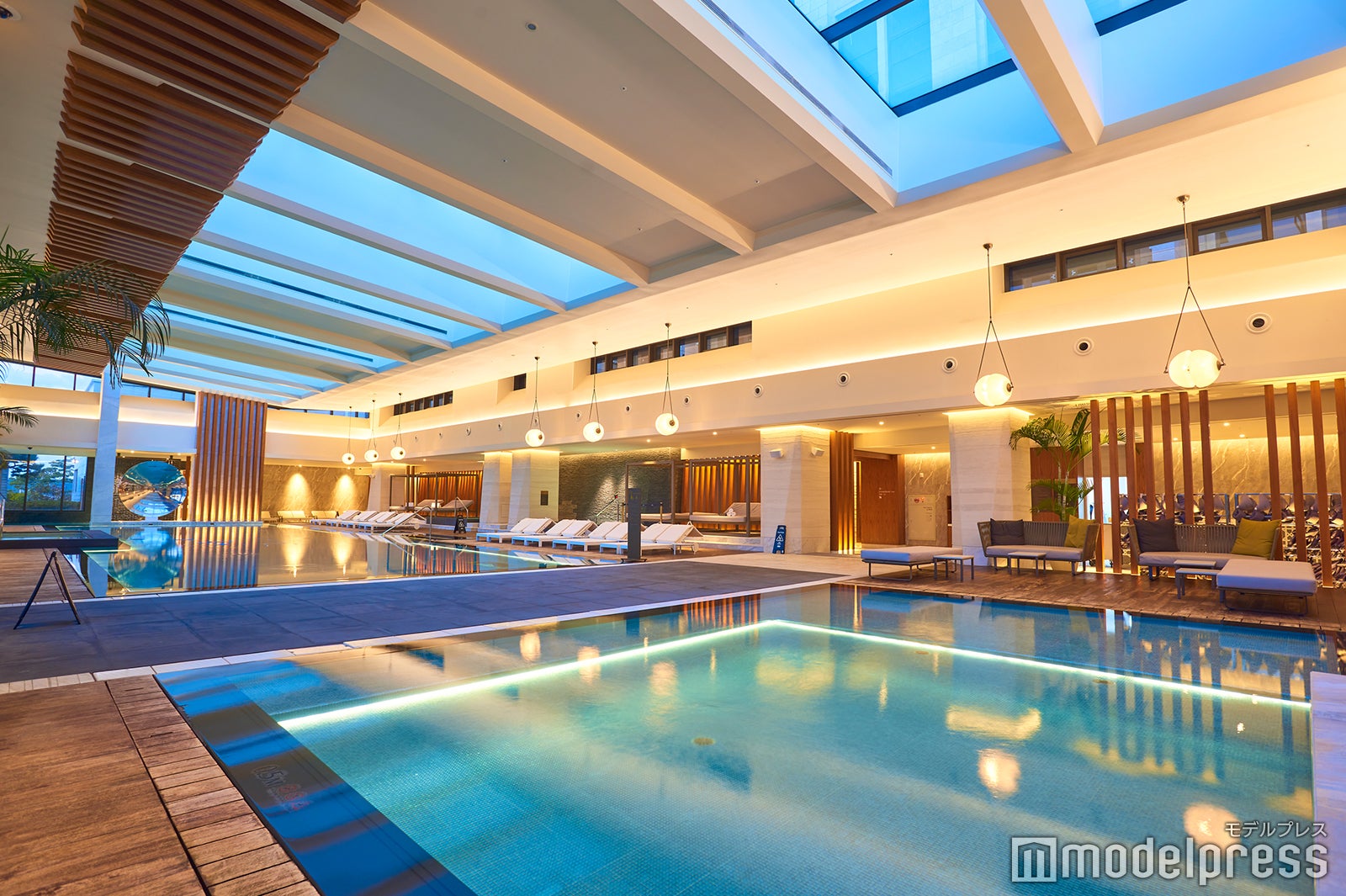 ラグジュアリーなインドアプール（C）モデルプレス