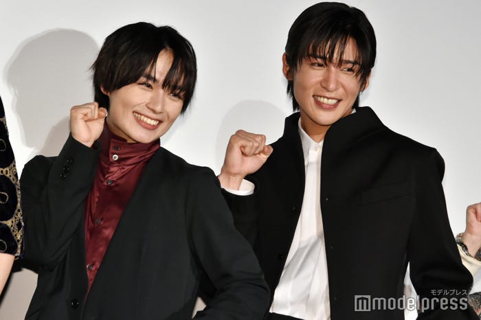 非公式の“わた婚”ポーズをやってしまう大西流星&目黒蓮(C)モデルプレス