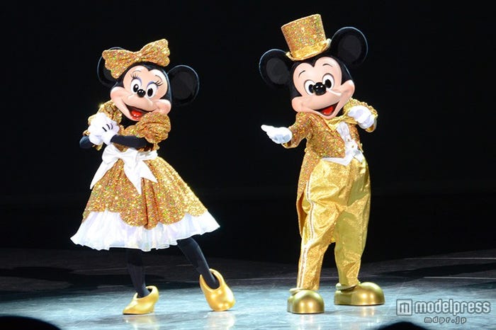 ミッキー&ミニーが金色のコスチュームで登場