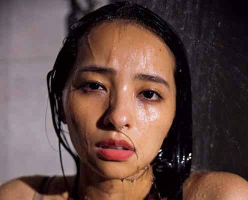 水崎綾女、びしょ濡れの水着姿 滴る色気で魅了