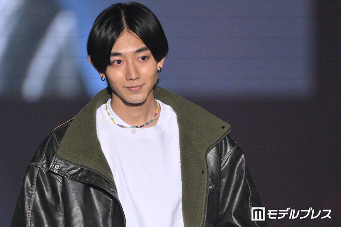 駒木根葵汰、腰巻きチェックシャツがアクセント【TGC北九州2024】