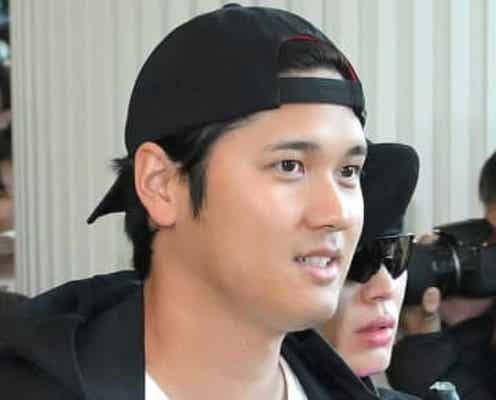大谷翔平 球場入りでカメラをのぞき込むお茶目な行動 1番・DHで先発出場予定 疲労の色も感じさせず