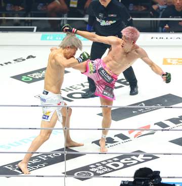 BD王者細川一颯は無情のドクターストップ2回TKO負け RIZIN2連敗 開始早々に右拳被弾で左目から出血、大きく腫れ上がる 執念の戦いも・・・勝者直樹は「BDファン、これが現実だよ」
