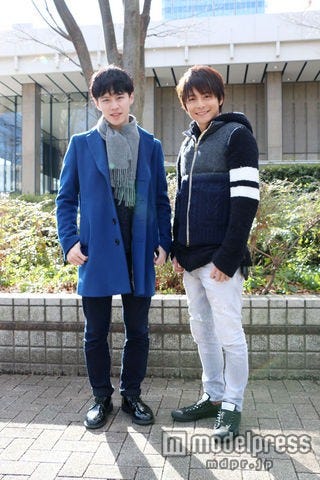 ストリートライブを行っていた代々木公園を訪れたWaT(左から)ウエンツ瑛士、小池徹平