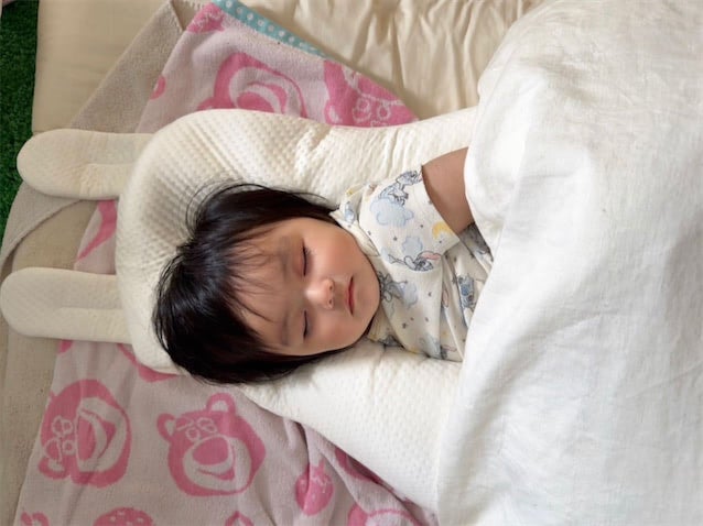 アレクサンダー、次女・グーちゃんの"うさぎまくら"寝顔を公開「気に入ってくれたみたい」