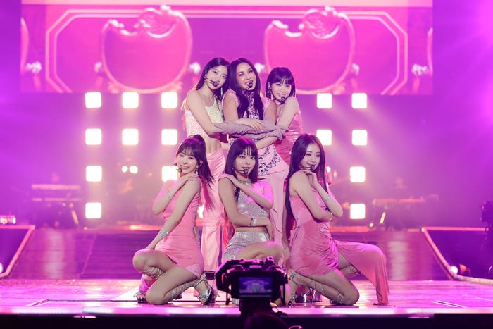 LE SSERAFIM&オム・ジョンファ(C)Weverse Con Festival