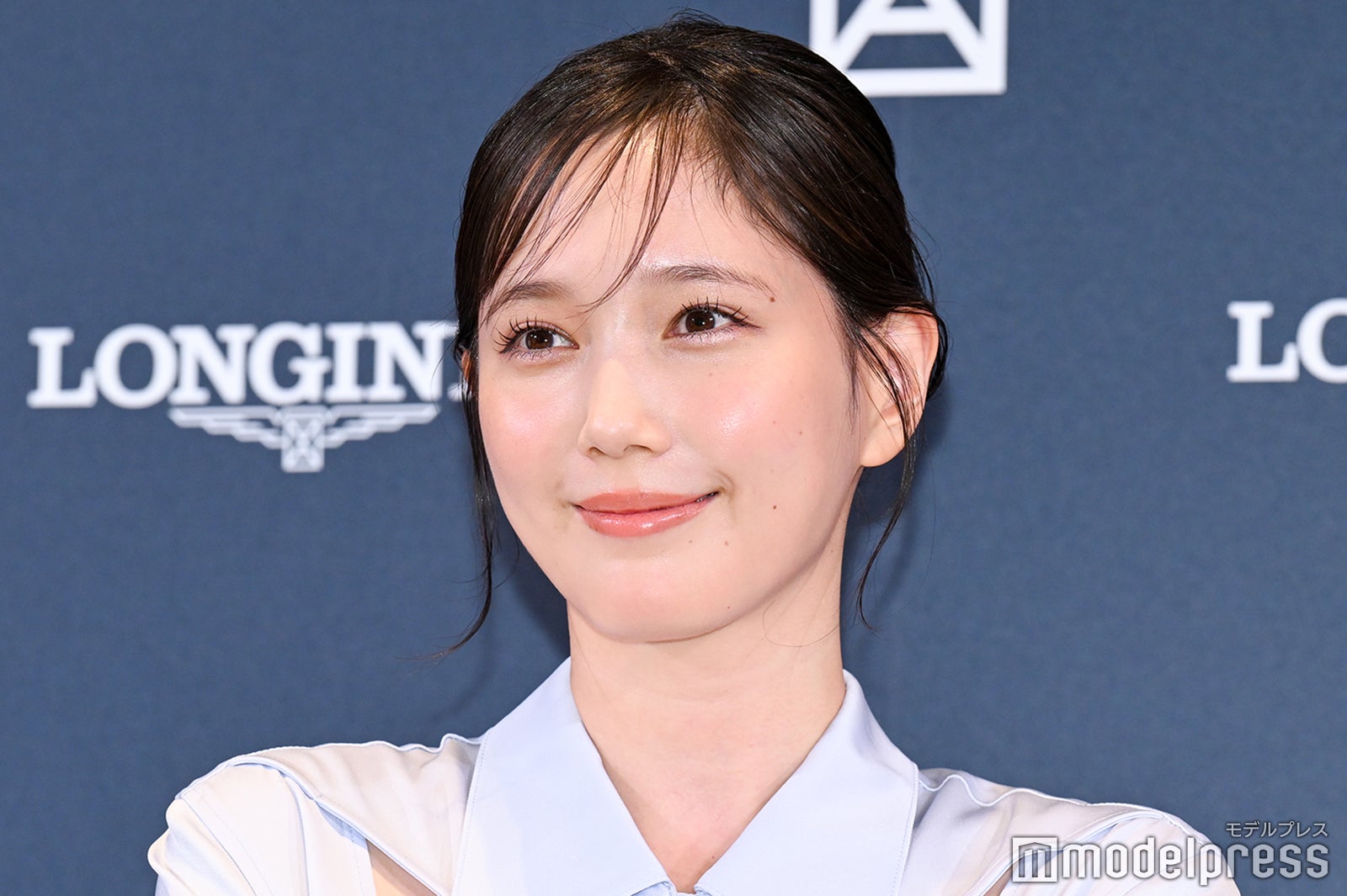 本田翼、ブルーサファイア光る腕時計×爽やかワンピ姿で登場 “お守りのような存在”語る