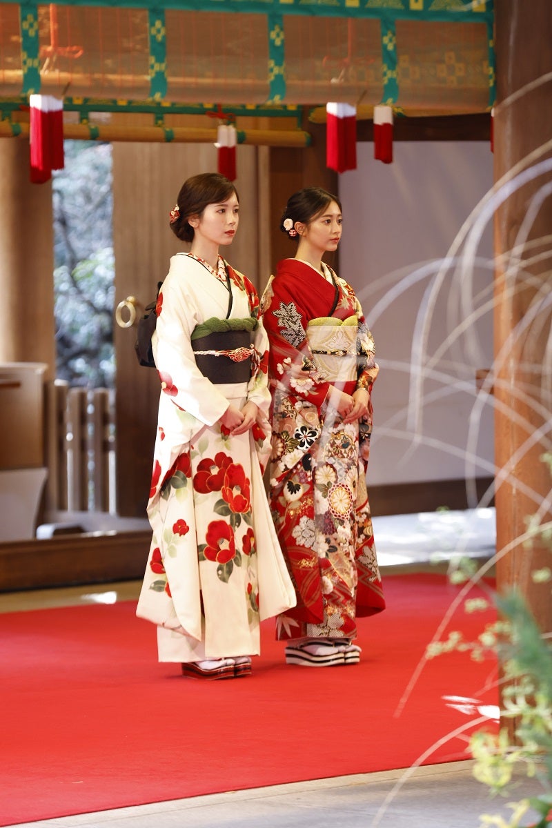 筒井あやめ、井上和／本殿内の様子／撮影：鈴木健太（KENTA Inc.）