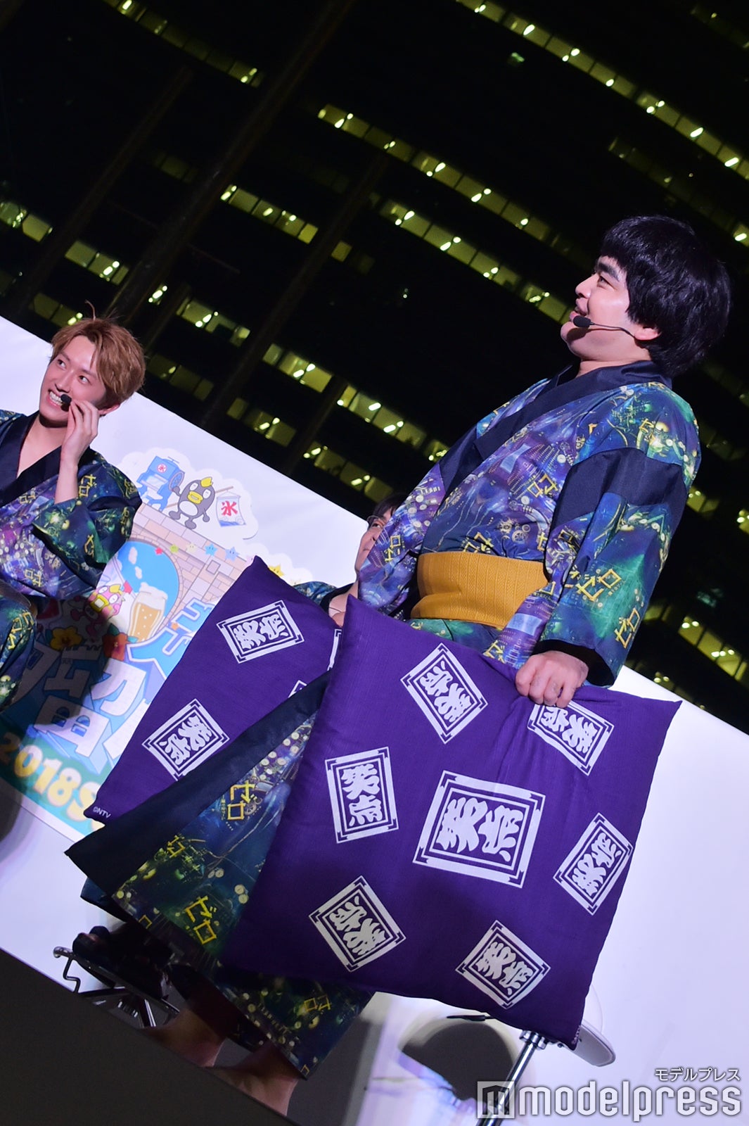 笑点の座布団を片付ける加藤諒 （C）モデルプレス