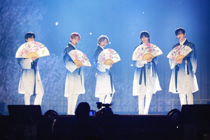 TOMORROW X TOGETHER(P)&(C)BIGHIT MUSIC