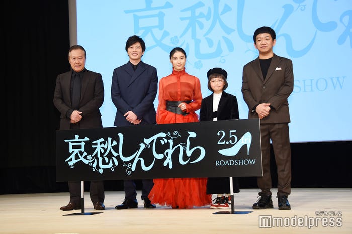 (左から)石橋凌、田中圭、土屋太鳳、COCO、渡部亮平監督(C)モデルプレス