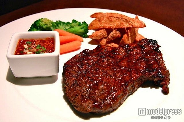 ワイルドな牛ステーキは赤ワインと一緒に／photo by promoterest