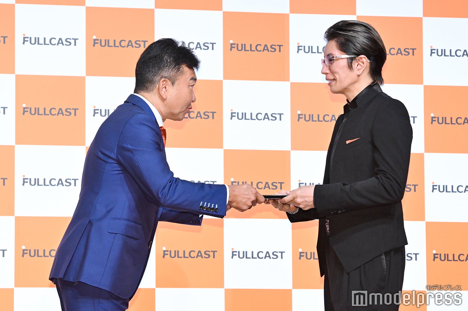 （右）GACKT（C）モデルプレス