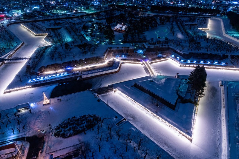 ライトアップされた積雪の五稜郭／photo by ぱくたそ