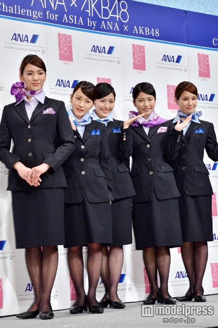 左から：秋元才加、川栄李奈、渡辺麻友、横山由依、鈴木まりや