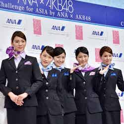 ANAとAKB48の共同プロジェクト「Challenge for ASIA by ANA × AKB48」発表会に出席した（左から）秋元才加、川栄李奈、渡辺麻友、横山由依、鈴木まりや