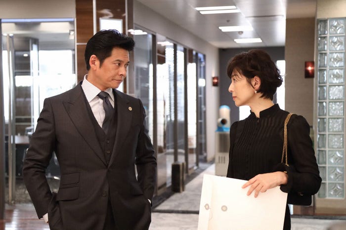 織田裕二、鈴木保奈美「SUITS/スーツ2」第13話より(C)フジテレビ
