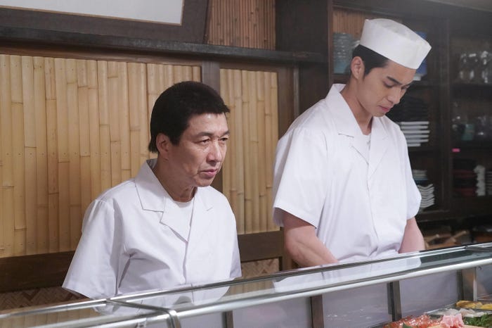 小日向文世、東出昌大/「コンフィデンスマンJP」第2話より(C)フジテレビ