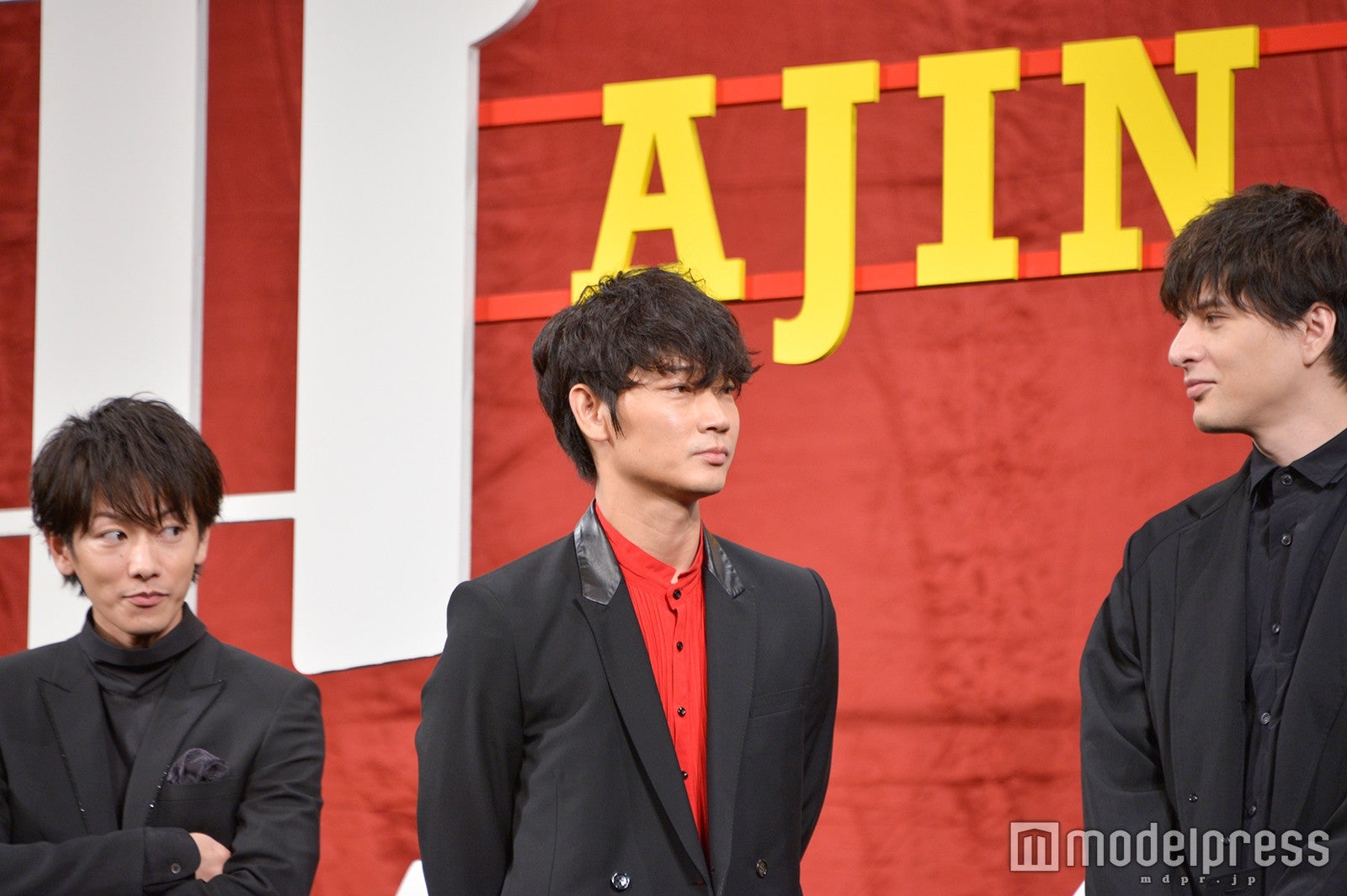 どうする？綾野剛と見守る城田優と佐藤健（C）モデルプレス