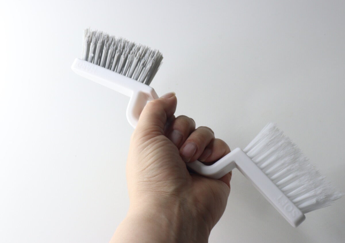 想像以上に優秀だった…！「これ1つでスッキリ！」2WAYで使える100均の掃除用ブラシ