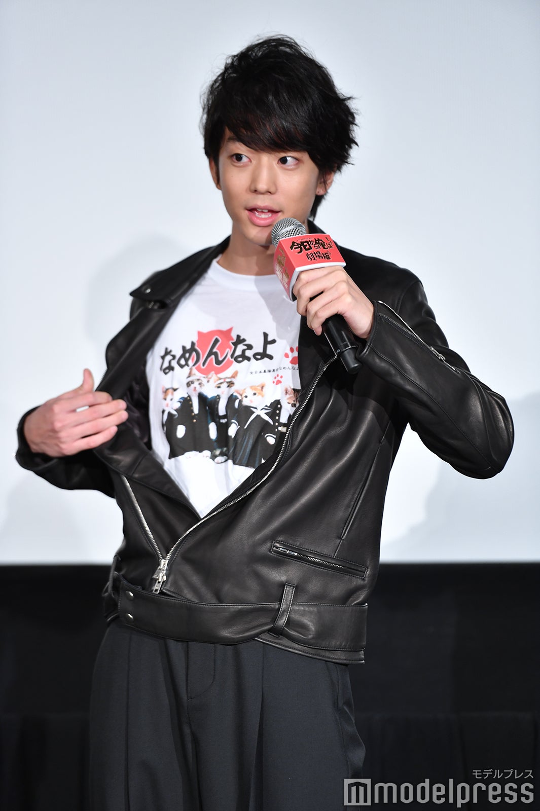 なめ猫Tシャツを披露する伊藤健太郎（C）モデルプレス