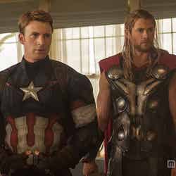 （左から）キャプテン・アメリカ（クリス・エヴァンス）、ソー（クリス・ヘムズワース）（C）Marvel 2015