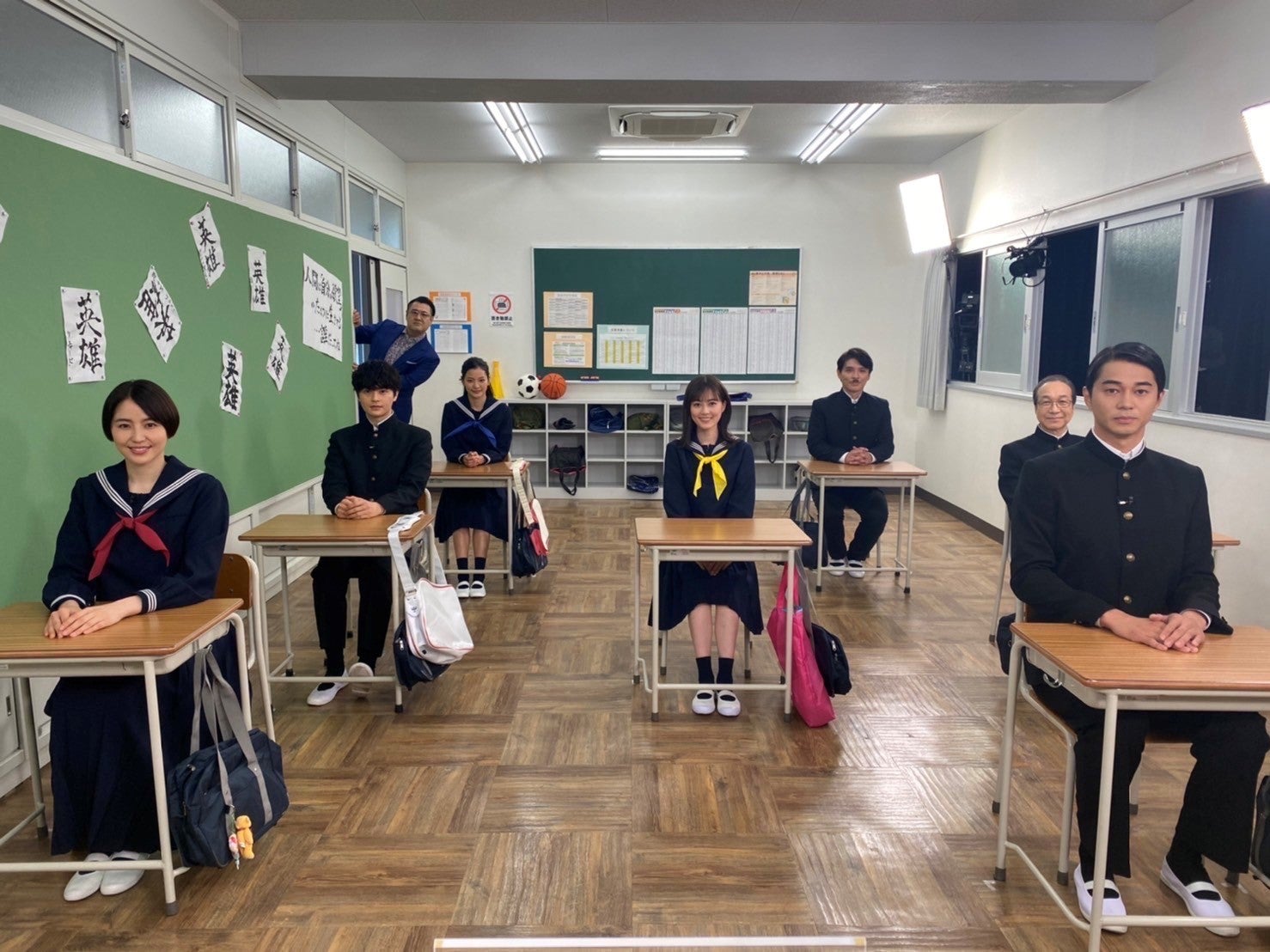 長澤まさみ・生田絵梨花らがセーラー服姿に「コンフィデンスマン 長澤まさみ・生田絵梨花らがセーラー服姿に「コンフィデンスマン