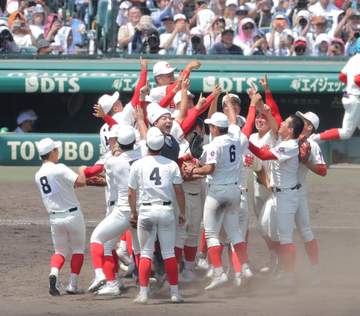 全員でマウンドに集まり喜ぶ智弁和歌山ナイン 21年Vは喜び表現せず 中谷監督が違いを説明