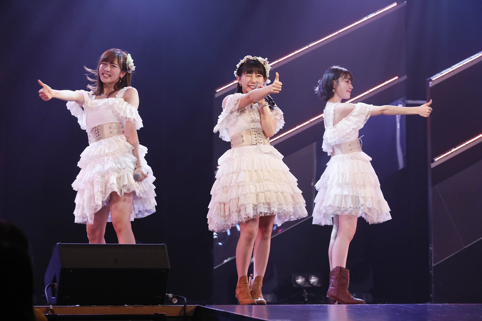 『心の端のソファー』／「RESET」公演の様子（C）AKS