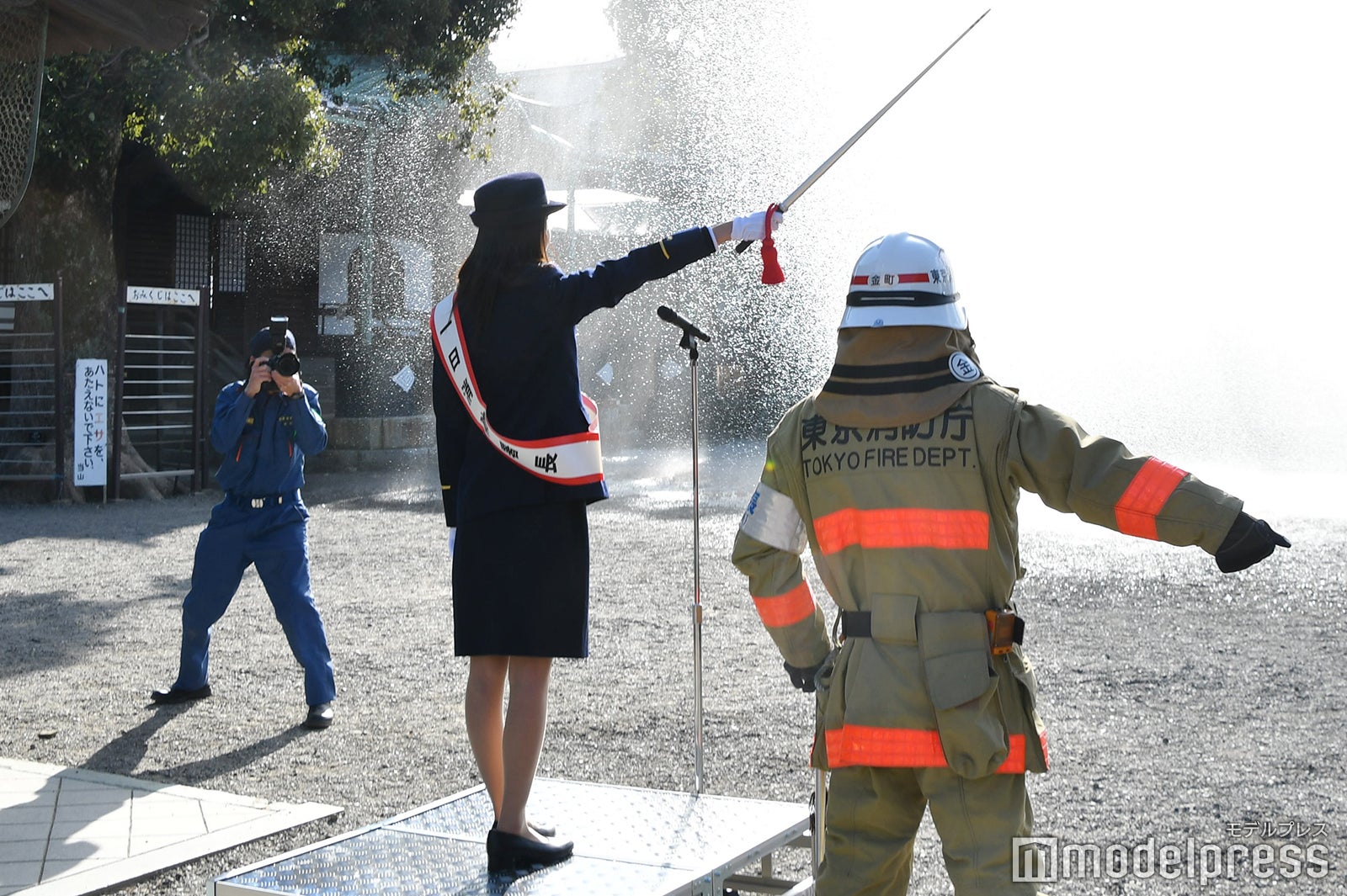 小室安未／消防演習の様子（C）モデルプレス