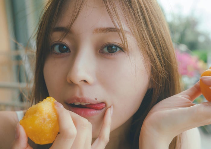 乃木坂46梅澤美波、キュートな舌ペロ姿披露 2nd写真集先行カット解禁＆パネル展テーマも決定【透明な覚悟】