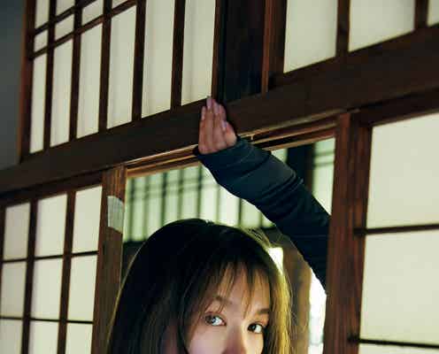 トラウデン直美、美背中大胆披露 1stフォトブック表紙も公開