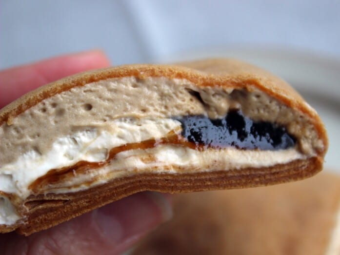 黒糖ソースと一緒に食べると濃厚な味わいに