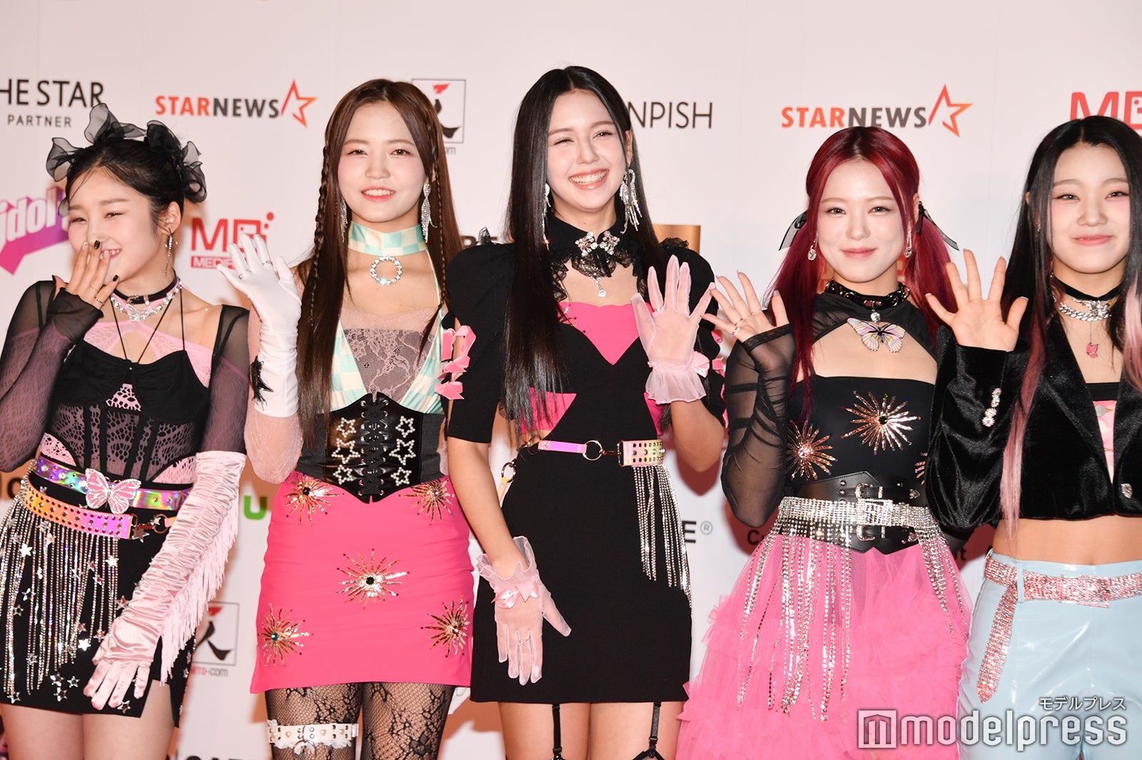 ポーズをリクエストされて笑うLapillus／シャナ、ソウォン、シャンティ、ユエ、ハウン（ベシは欠席） （C）モデルプレス