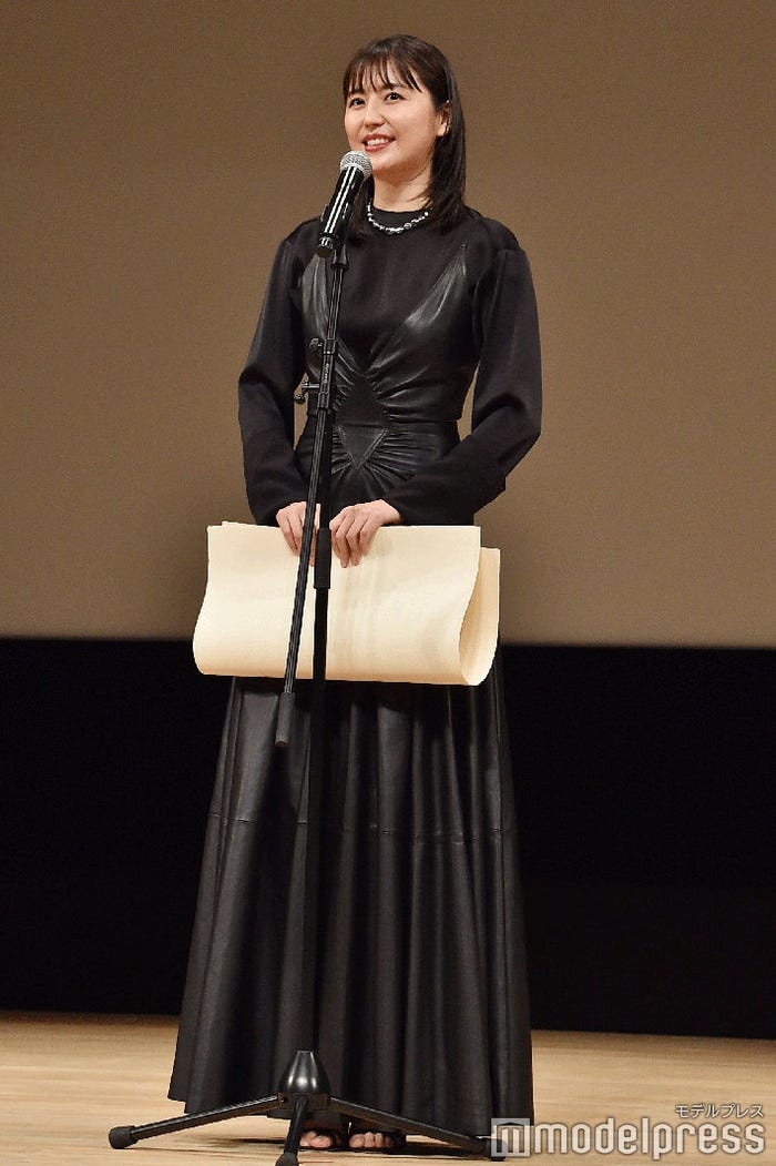 黒の異素材MIXコーデでモードかつエレガントに(C)モデルプレス